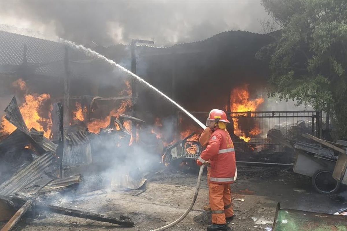 Petugas pemadam kebakaran berjibaku memadamkan api yang membakar lapak milik warga di bilangan Kalisari, Pasar Rebo, Jakarta Timur Selasa (4/6/2019).