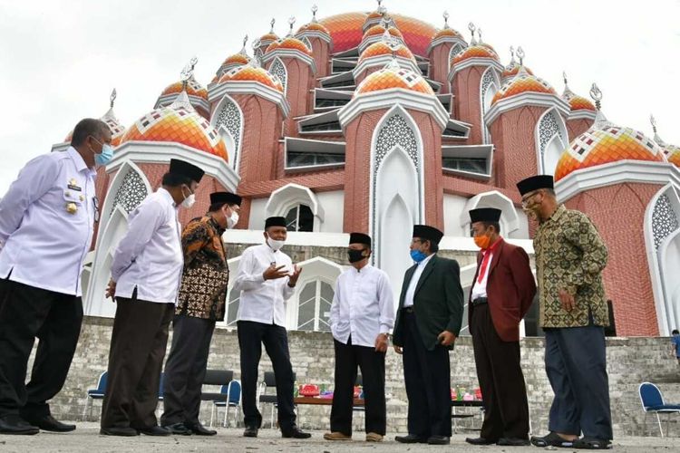 Gubernur Sulsel, Nurdin Abdullah meninjau pembangunan Masjid 99 Kubah yang belum rampung.