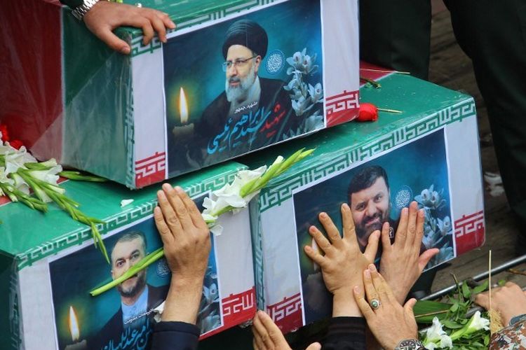 Puluhan ribu warga Iran di Kota Tabriz pada Selasa (21/5/2024) menghadiri pemakaman Presiden Ebrahim Raisi dan tujuh pejabat lainnya yang tewas dalam kecelakaan helikopter, Minggu (19/5/2024).