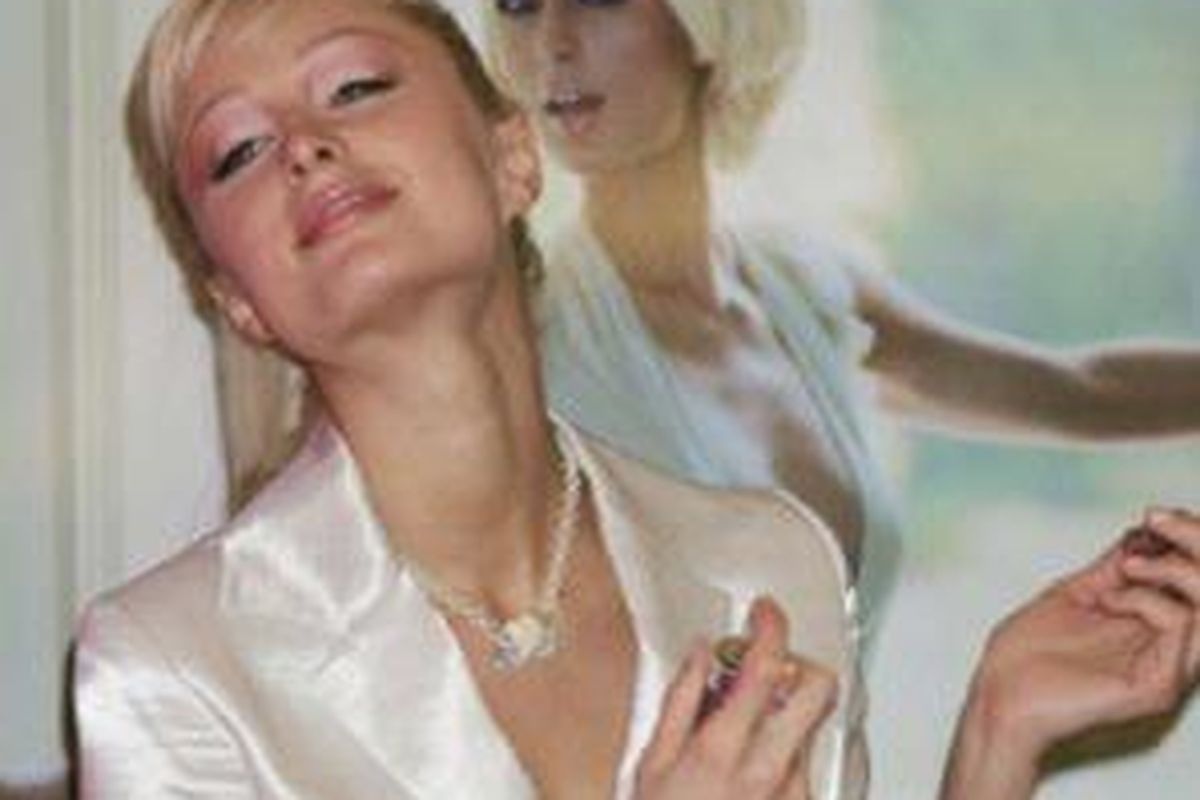 Paris Hilton saat meluncurkan parfum dengan merek namanya di Debenhams, Oxford Street, London,  16 Mei 2005.