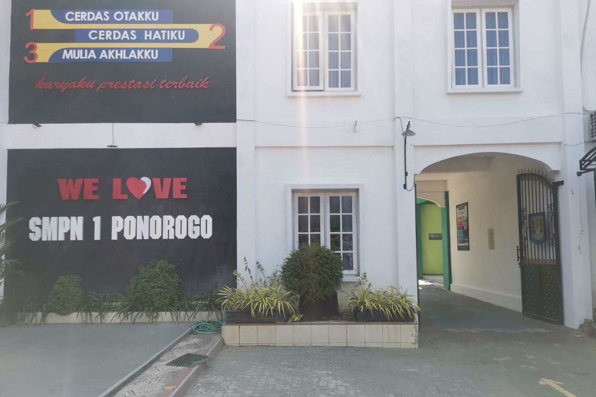 SMPN 1 Ponorogo yang ramai menjadi perbincangan di media sosial setelah beredar surat penarikan sumbangan bagi orang tua siswa kelas VII untuk pembelian mobil, komputer dan alat-alat music.