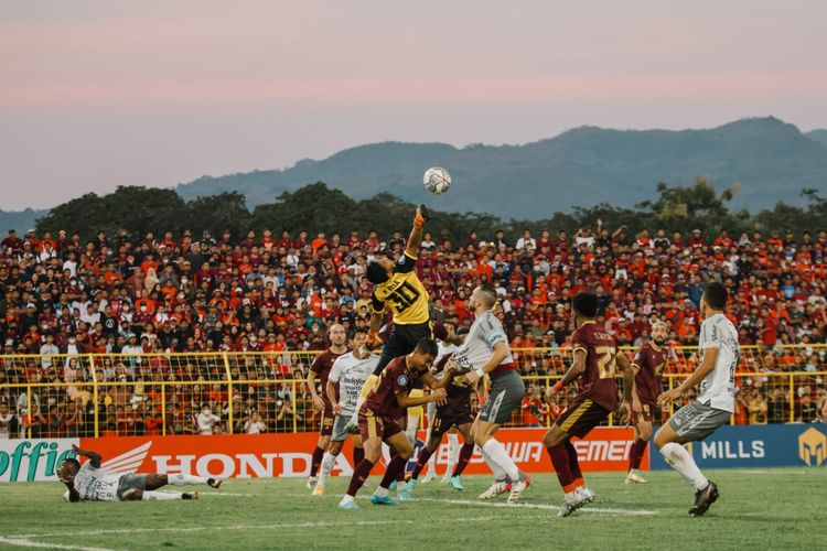 Aksi pada laga Liga 1 2022-2023, PSM Makassar vs Bali United, di Stadion Gelora BJ Habibie, Parepare, Sulawesi Selatan, pada Jumat (29/7/2022).