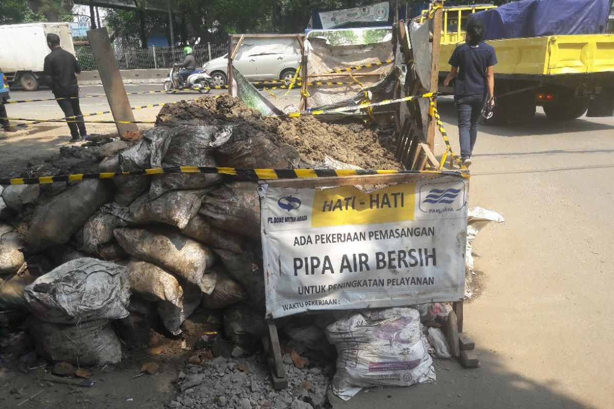 Lokasi tertimbunnya seorang pekerja galian bernama Tarno di Jalan Jembatan Tiga, Jakarta Utara