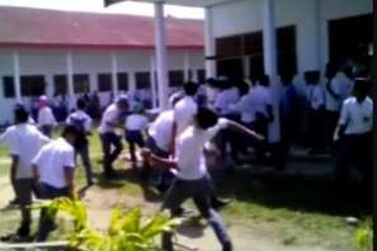 Ratusan siswa dari dua sekolah bertetanga yakni SMA Negeri 2 dan SMK Negeri 1 Polewali Mandar kembali terlibat tauran, senin (7/11). Sejumlah siswi jatuh pingsan dna kesurupan karena ketakutan saat rekan mereka terlibat tauran dengan saling serang batu.