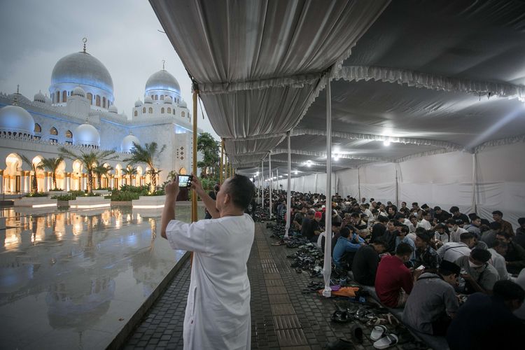 Sejumlah warga menunggu waktu buka puasa bersama di Masjid Raya Sheikh Zayed, Solo, Jawa Tengah, Kamis (23/3/2023). Panitia masjid menyiapkan 6.000 porsi takjil untuk buka puasa bersama di Masjid Raya Sheikh Zayed selama bulan ramadhan.
