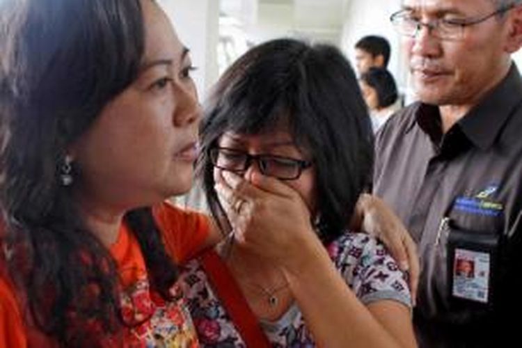 Keluarga penumpang pesawat menunggu perkembangan berita hilangnya pesawat AirAsia QZ8501 di Bandara Juanda, Surabaya, 28 Desember 2014. Pesawat AirAsia QZ8501 yang mengangkut 155 penumpang serta 7 awak, hilang kontak pada Minggu pagi, saat penerbangan dari Surabaya menuju Singapura.