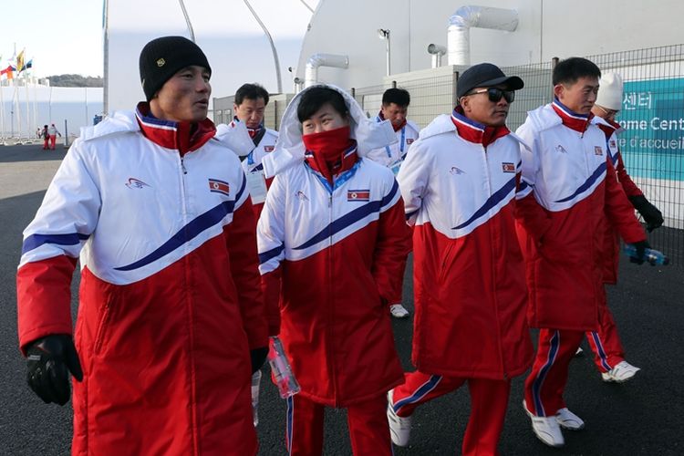 Atlet Korea Utara berjalan menuju lokasi latihan di Pyeongchang, Korea Selatan, Senin (5/2/2018).