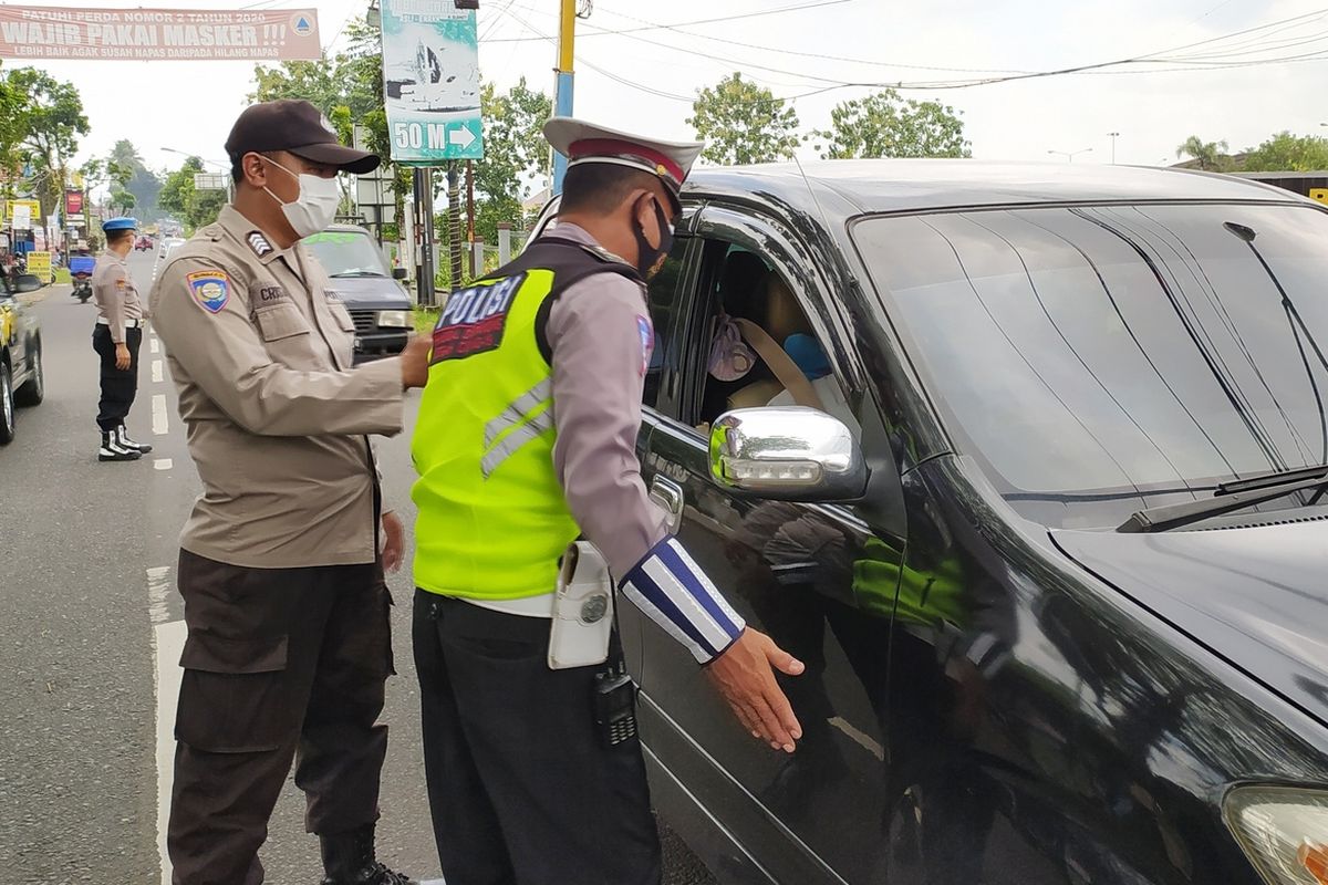 Polisi melakukan penyekatan di jalur menuju kawaaan wisata Baturraden, tepatnyadi pertigaan Pabuaran, Purwokerto, Kabupaten Banyumas, Jawa Tengah, (25/9/2021).