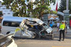 Oleng Saat Menyalip, Mobil Angkut 10 Wisatawan Asal Belgia Tabrak Pohon di Buleleng