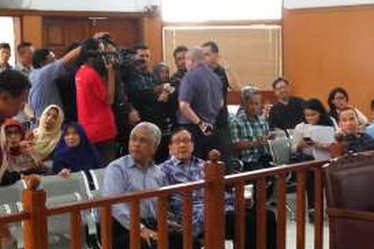 Mantan Ketua Umum Partai Golkar Akbar Tandjung turut hadiri sidang gugatan praperadilan yang diajukan mantan Ketua DPD RI, Irman Gusman di Pengadilan Negeri Jakarta Selatan, Senin (31/10/2016)