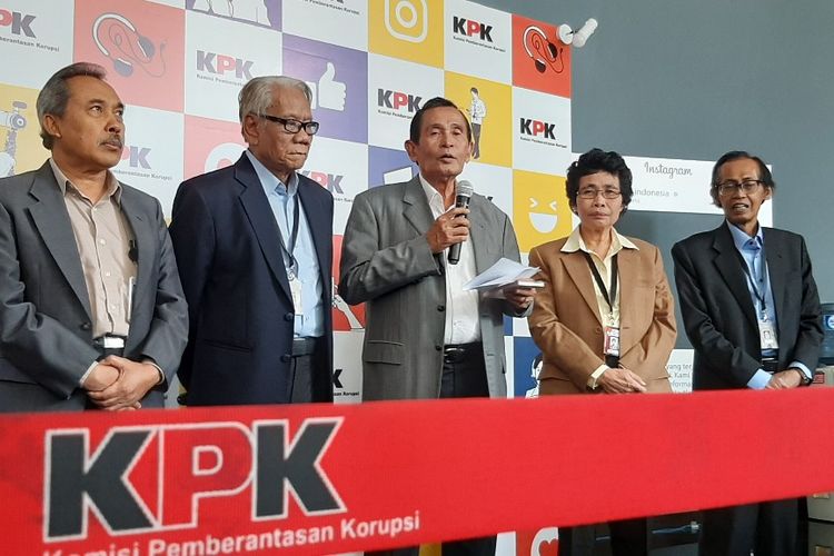 Lima anggota Dewan Pengawas KPK, Syamsuddin Haris, Harjono, Tumpak Panggabean, Alberina Ho, dan Artidjo Alkostar memberikan keterangan kepada wartawan di Gedung ACLC KPK, Selasa (14/1/2020).