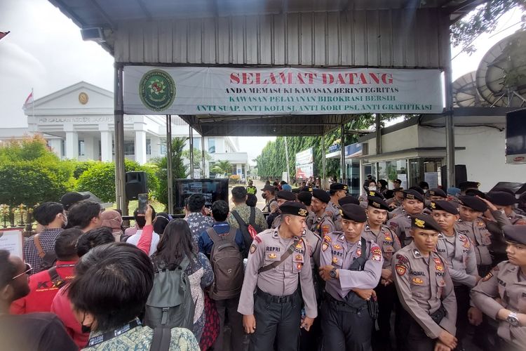 Sidang kasus dugaan pencemaran nama baik dengan terdakwa Haris Azhar dan Fatia Maulidiyanti yang digelar di Pengadilan Negeri (PN) Jakarta Timur, Kamis (8/6/2023), tak terbuka untuk umum.