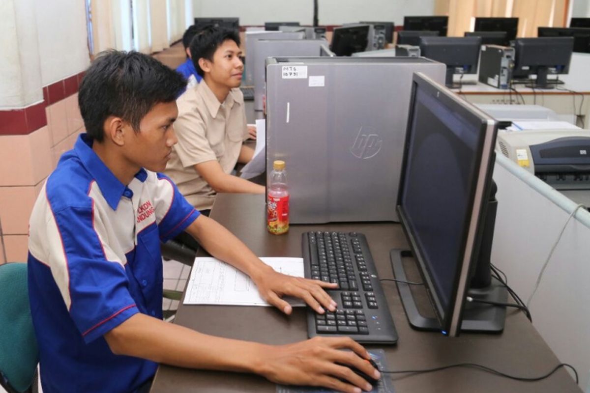 Peserta pelatihan vokasi pada salah satu Balai Besar Pengembangan Latihan Kerja Kementerian Tenaga Kerja dan Transmigrasi. Pelatihan vokasi dibutuhkan agar skill dan kompetensi tenaga kerja sesuai dengan kebutuhan dunia usaha.