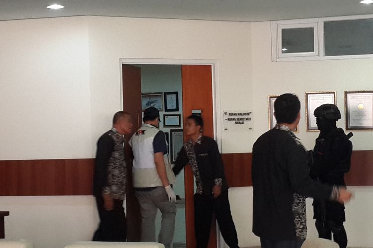 Penyidik KPK saat memasuki ruang kerja Wali Kota Batu Eddy Rumpoko di lantai 5 Balai Kota Among Tani Kota Batu, Jawa Timur, Senin (18/9/2017).