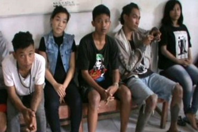 9 remaja yang diduga pesta obat terlarang hingga sakau diamankan petugas gabungan dati TNI-Polri, Satpol PP dan aparat pemerintah Kecamatan Wonomulyo, Polewali Mandar dari Desa Sugiwaras.
