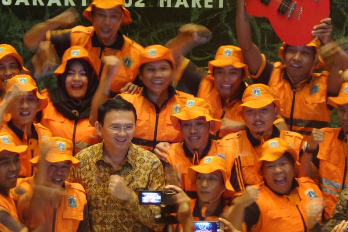 Gubernur DKI Jakarta Basuki Tjahaja Purnama bersama pasukan oranye di Balai Kota DKI Jakarta, Jalan Medan Merdeka Selatan, Kamis (2/3/2017). 