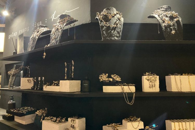 Aksesori dari Gelap Ruang Jiwa di Brightspot SuperMRKT di Agora Mall, Jakarta Pusat, Kamis (27/11/2025).