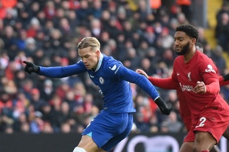 Mykhailo Mudryk saat melewati peluang mencetak gol buat Chelsea ke gawang Liverpool dalam pekan ke-21 Liga Inggris 2022-2023. Laga Liverpool vs Chelsea digelar di Stadion Anfield pada Sabtu (21/1/2023). Mudryk menjadi salah satu rekrutan anyar Chelsea pada bursa transfer musim dingin Januari 2023. (Photo by Laurence Griffiths/Getty Images) (Photo by LAURENCE GRIFFITHS / GETTY IMAGES EUROPE / Getty Images via AFP)