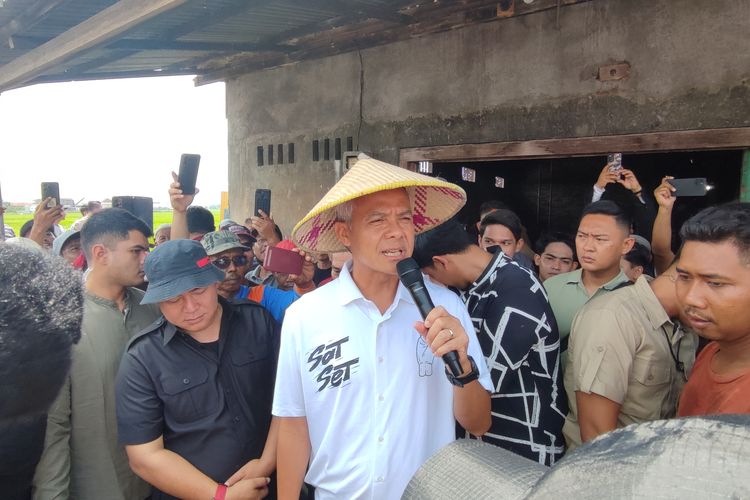 Calon presiden nomor urut 3, Ganjar Pranowo, berkampanye di hadapan para petani di Desa Wilalung, Demak, Jawa Tengah, Selasa (2/1/2024).
