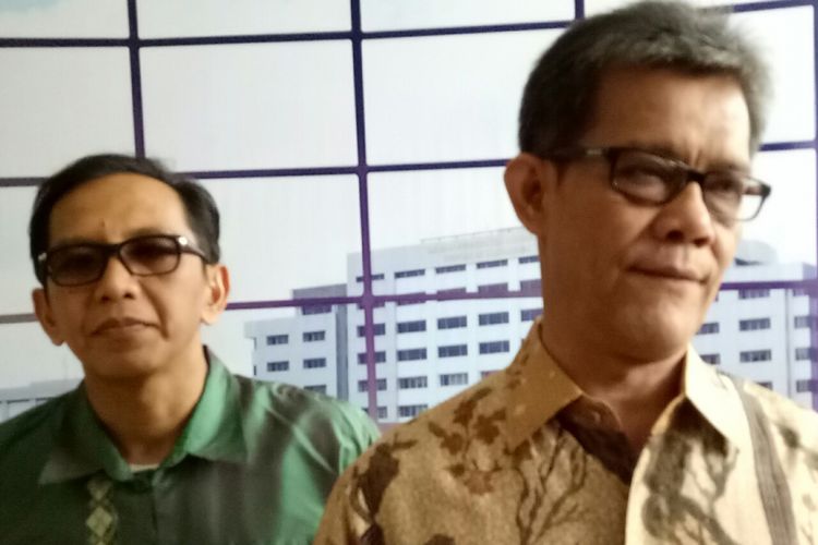 (kiri ke kanan) Kepala Biro Humas dan Kerja Sama Internasional BPK Yudi Ramdan Budiman dan Sekretaris Jenderal BPK Hendar Ristriawan menyampaikan keterangan pers terkai OTT tiga pegawai BPK oleh KPK, di Gedung BPK, Jakarta, Jumat (26/5/2017) malam