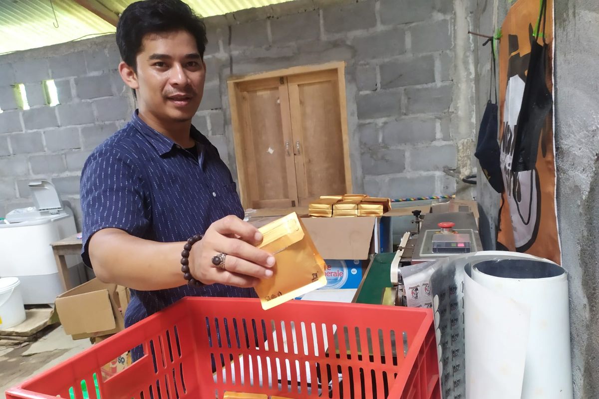 Ahmad Sukron mengembangkan brand kopi bernama Nyong Siro.