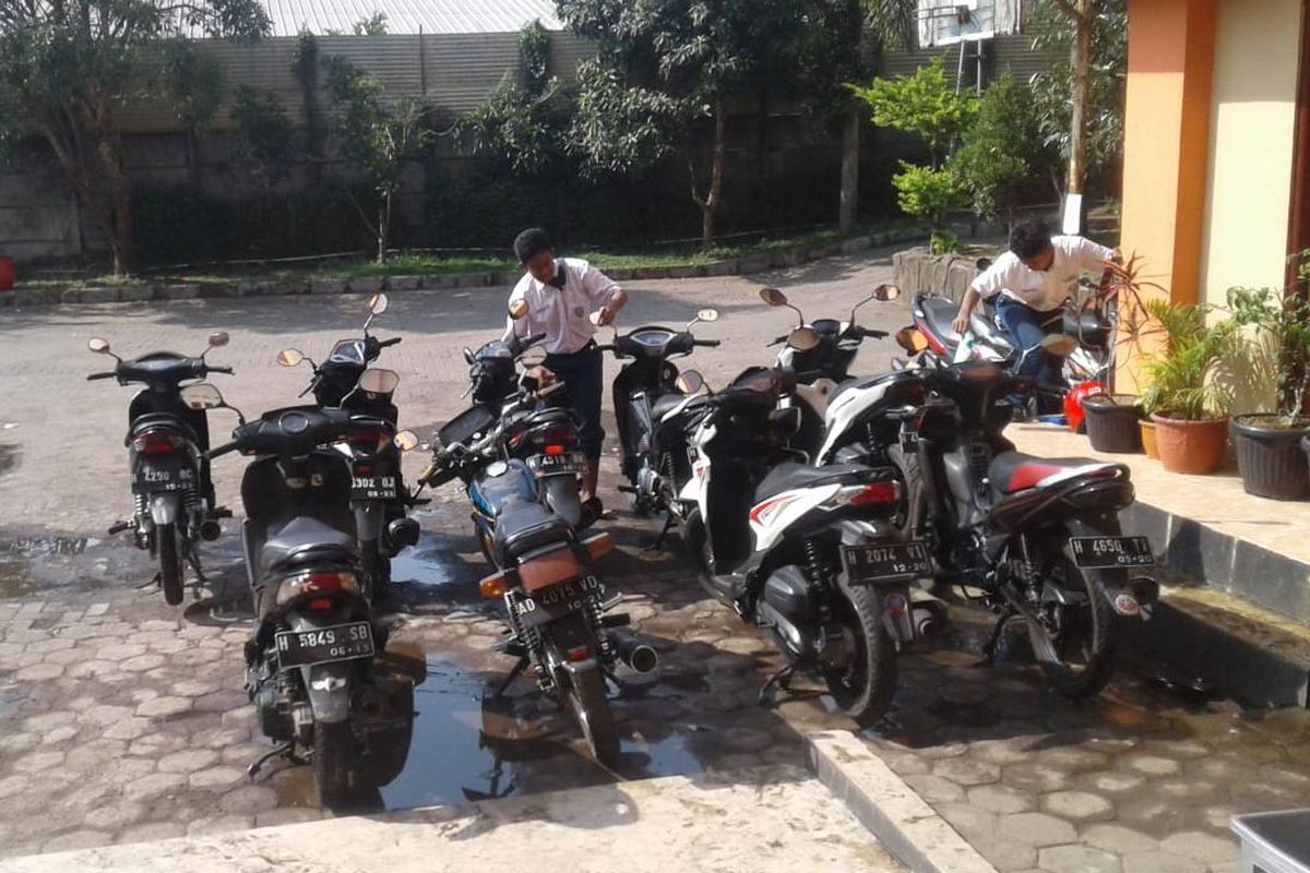 Siswa SMPIT Nurul Islam menggelar aksi cuci motor guru dalam peringatan Hari Guru