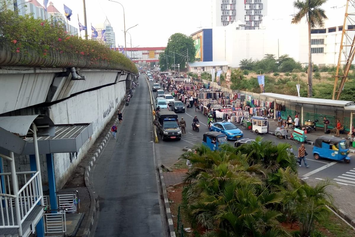 PKL Semrawur di badan jalan Raya Senen, Sabtu (9/11/2019).