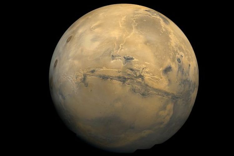 Mars memiliki Ngarai Valles Marineris yang panjangnya sekitar 3.000 km. Itu hampir empat kali lebih panjang dari Grand Canyon di AS, yang memiliki panjang sekitar 800 kilometer.