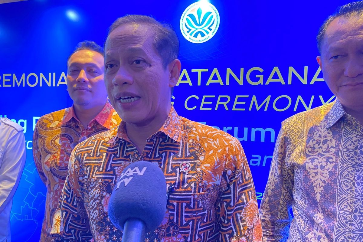 Menteri LH, Hanif Faisol Nurofiq, menjelaskan terkait tanggul beton di Cilincing, Selasa (16/9/2025). 