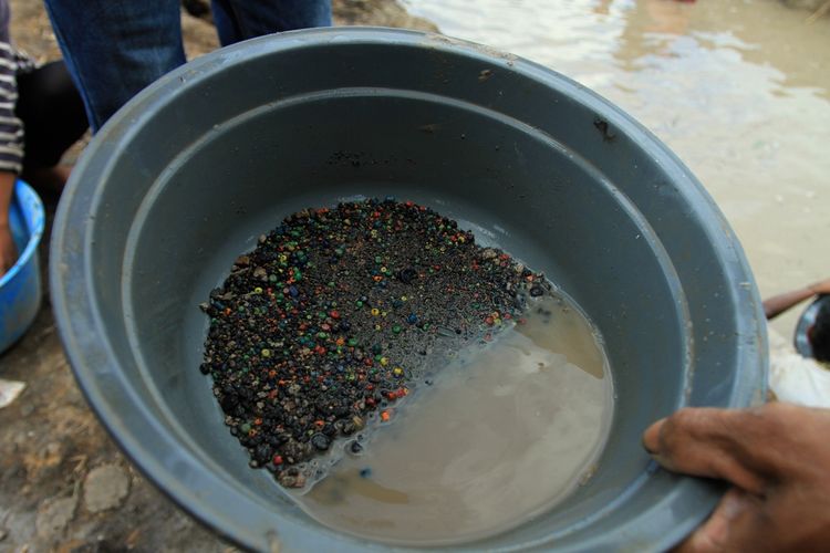 Manik-manik yang ditemukan warga saat melakukan perburuan harta karun di kanal PT Samora Jaya Usaha di Desa Pelimbangan, Kecamatan Cengal, Kabupaten Ogan Komering Ilir (OKI), Sumatera Selatan.