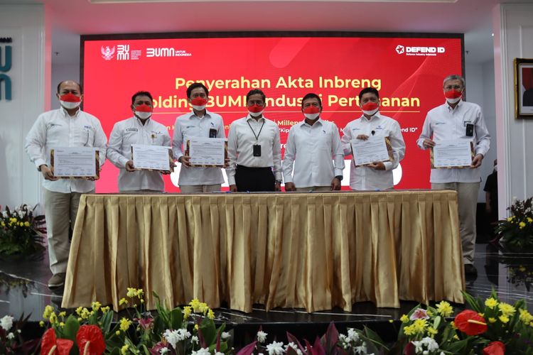 Pembentukan Holding BUMN Industri Pertahanan atau Defend ID ditandai dengan penandatanganan Akta Inbreng saham pemerintah antara PT Len Industri (Persero) dengan 4 anggota holding yaitu PT Dirgantara Indonesia, PT PAL Indonesia, PT Pindad, dan PT Dahana di Kementerian BUMN, Jakarta, Rabu (2/3/2022). 