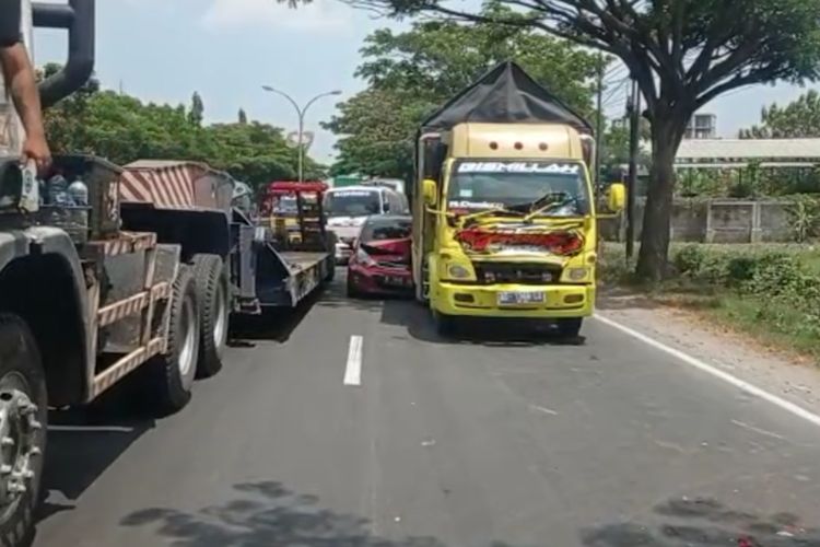 Tabrakan beruntun dengan melibatkan lima kendaraan di Jalan Raya Desa Plosowahyu, Kecamatan/Kabupaten Lamongan, Jawa Timur, Kamis (22/9/2022).