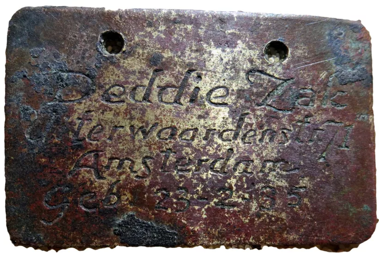 Tanda pengenal milik Deddie Zak yang berusia 8 tahun yang ditemukan di kamp kematian Sobibor, Polandia.