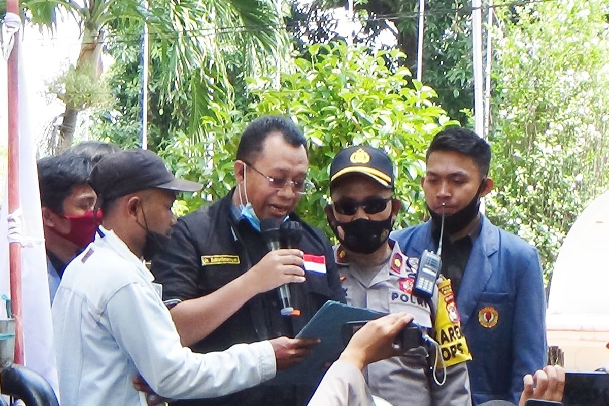 Gubernur NTB Zulkieflimansayah saat  naik diatas mobil masa Aksi menyatakan sikap