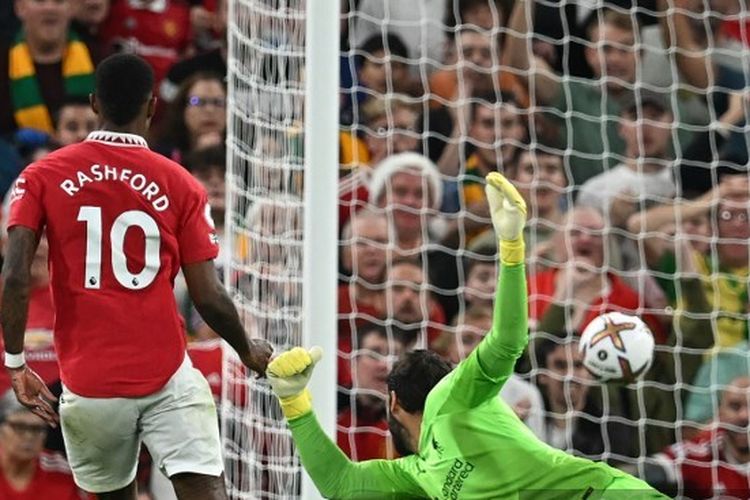 Striker Manchester United Marcus Rashford mencetak gol ke gawang Liverpoool. Laga Man United vs Liverpool merupakan partai penutup pekan ketiga Liga Inggris 2022-2023 yang digelar di Stadion Old Trafford, Selasa (23/8/2022) dini hari WIB.