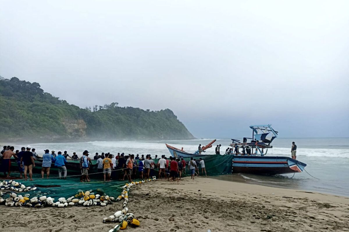 Puluhan orang menarik KM Mandala yang terdampar di Pantai Gayasan, Kabupaten Blitar, Kamis (7/9/2023)