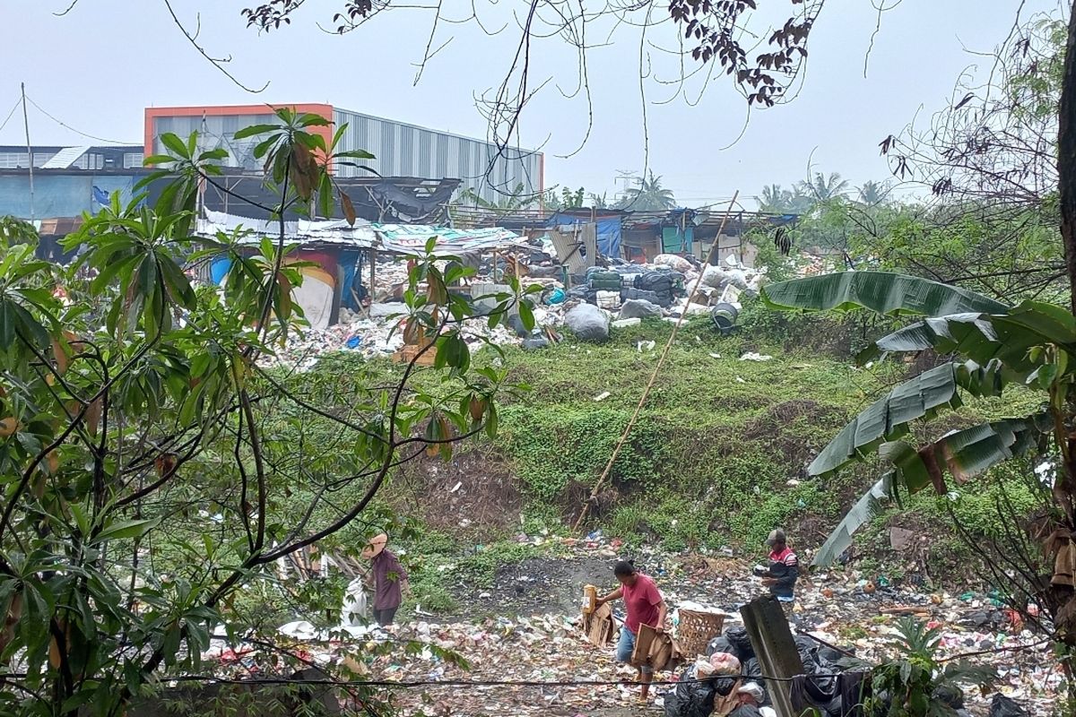 Sejumlah pemulung tengah memilah sampah di tempat pembuangan sampah (TPS) ilegal di Jalan Nusa Jaya, Pondok Ranji, Ciputat Timur, Tangerang Selatan pada Senin (19/6/2023).