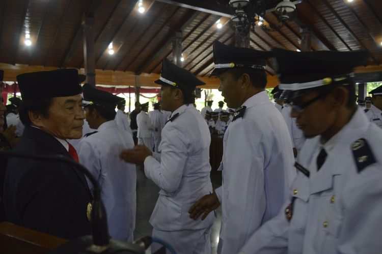 Kepala Desa Batur Ahmad Fauzi (paling kanan) bersama dengan Bupati Banjarnegara Budhi Sarwono seusai dilantik di Pendapa Dipayudha Adigraha, Banjarnegara, Jawa Tengah, Rabu (11/12/2019).