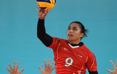Pemain timnas Indonesia, Aprilia Manganang, melakukan smash di pertandingan cabang voli putri melawan Hongkong di Tennis Indoor, Gelora Bung Karno, Selasa (21/8/2018) malam WIIB.
