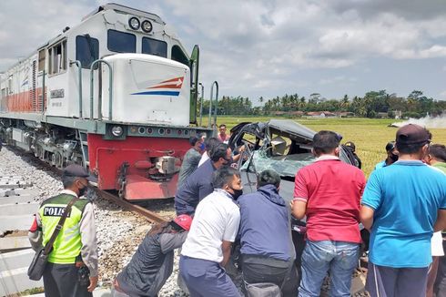 Ditabrak Kereta Api hingga Terseret 200 Meter, 2 Penumpang Mobil di Malang Tewas 