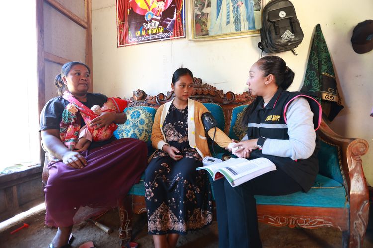 Menyusuri Bukit Bersama Bidan Tria, Jalan Panjang Home Care Menjemput Pasien