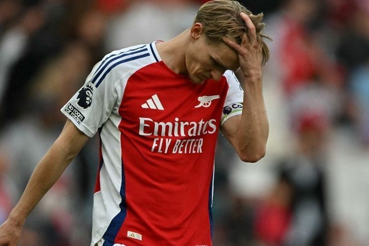 Martin Odegaard dan para pemain Arsenal mengalami kekalahan 1-2 saat bertanding melawan Bournemouth pada laga Liga Inggris pekan ke-35 di Stadion Emirates, London,  Minggu (3/5) dini hari WIB.
