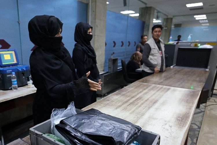 Lebih dari 80 wanita yang bekerja di bandara sebelum Kabul jatuh ke tangan Taliban pada 15 Agustus, hanya 12 yang kembali ke pekerjaan mereka 