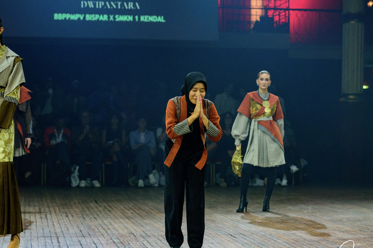 Atikah Rahmadhani, siswi SMKN 1 Kendal, dengan koleksi rancangannya di Front Row Paris 2024.
