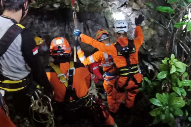 Petugas SAR Kota Bandung tengah melakukan evakuasi tiga mahasiswa Unsika yang terjebak di Goa Lele, Kabupaten Karawang, Minggu (22/12/2019).