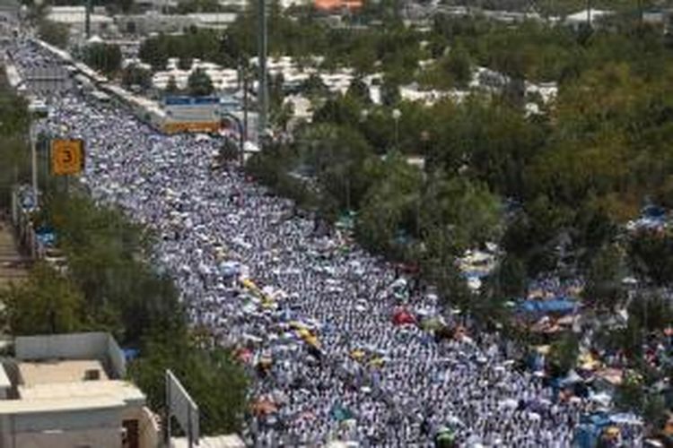 Ribuan umat Islam shalat berjamaah di Masjid Namira, Padang Arafah, dekat kota suci Mekah, Saudi Arabia, 23 September 2015. Umat Islam berkumpul di Padang Arafah pada puncak ibadah haji, tepatnya 9 Dzulhijjah pada penanggalan Islam.