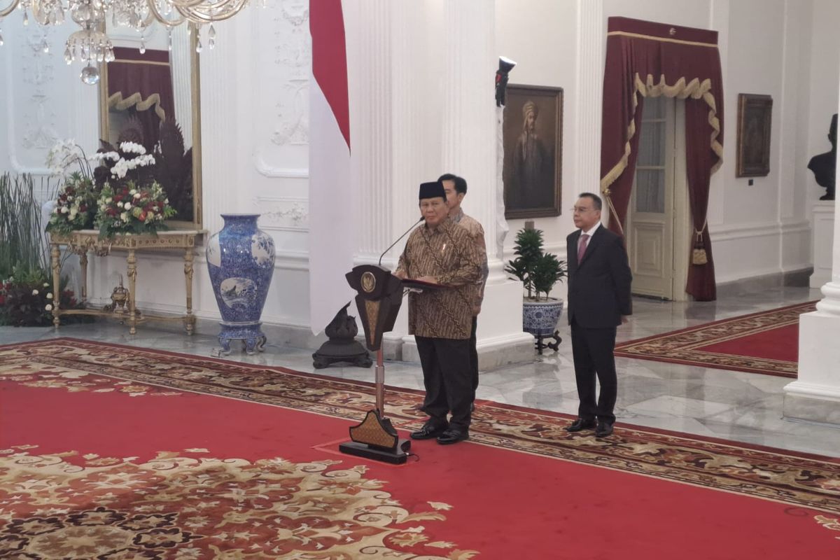 Prabowo Subianto mengumumkan nama-nama menterinya di Istana, Jakarta, Minggu (20/10/2024). 