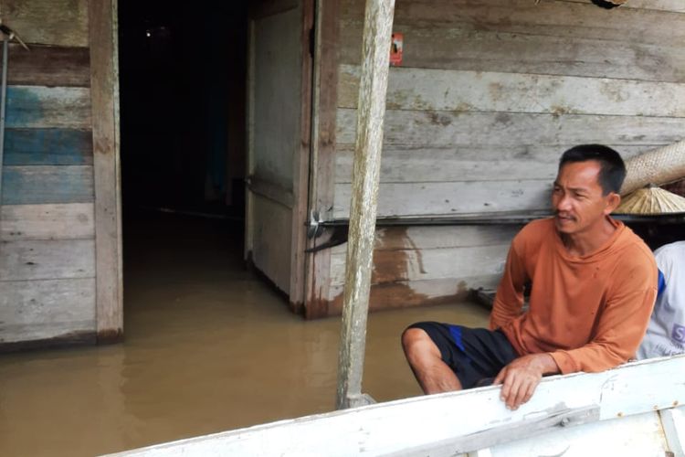Salah satu warga korban banjir Sembakung, Nunukan, Kaltara, merenung sembari melihat banjir kiriman Malaysia yang kian intens merendam desa desa di perbatasan RI - Malaysia