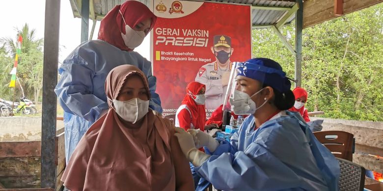 Warga yang terisolir di Tanjab Barat mendapat suntikan vaksin