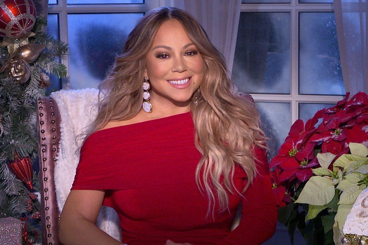 Mariah Carey mengenakan anting UBS Gold buatan Indonesia